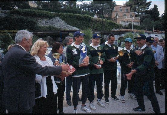 l'équipe italienne avec Umberto Pelizzari comme capitaine, 1ère lors des premiers championnat du monde 1996